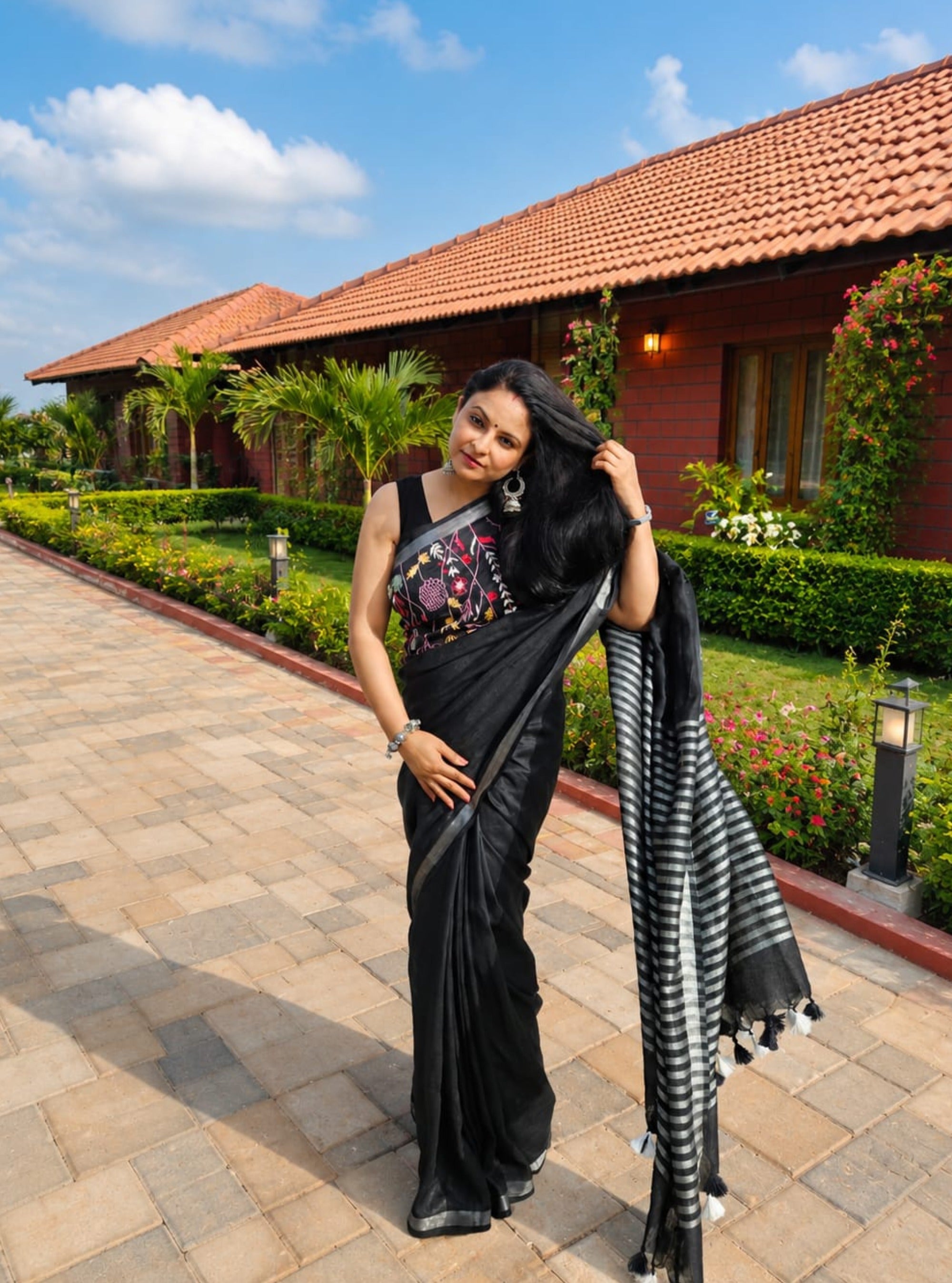 Inaya Hand-embroidered Linen Saree