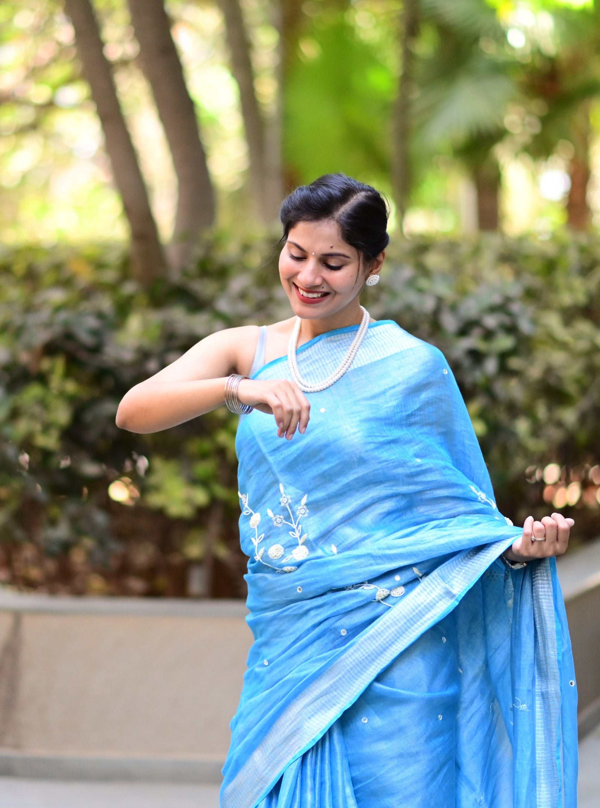 Bhagya Hand-embroidered Zari Linen Saree
